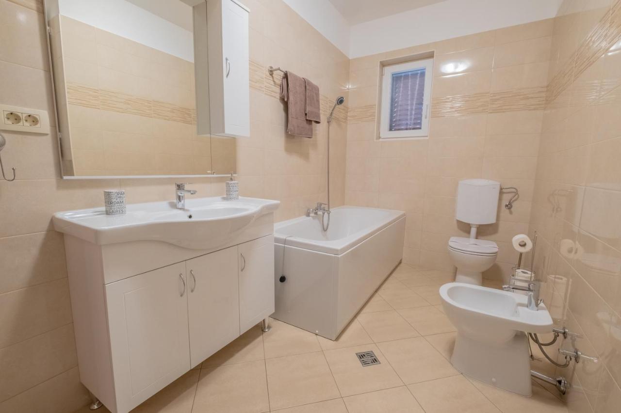 Amazing 4 Bedroom Villa With Swimming Pool And Wifi, Family Frendly Tribalj  Ngoại thất bức ảnh