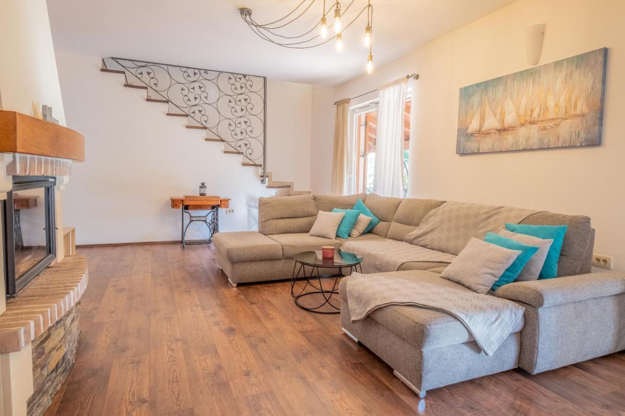 Amazing 4 Bedroom Villa With Swimming Pool And Wifi, Family Frendly Tribalj  Ngoại thất bức ảnh